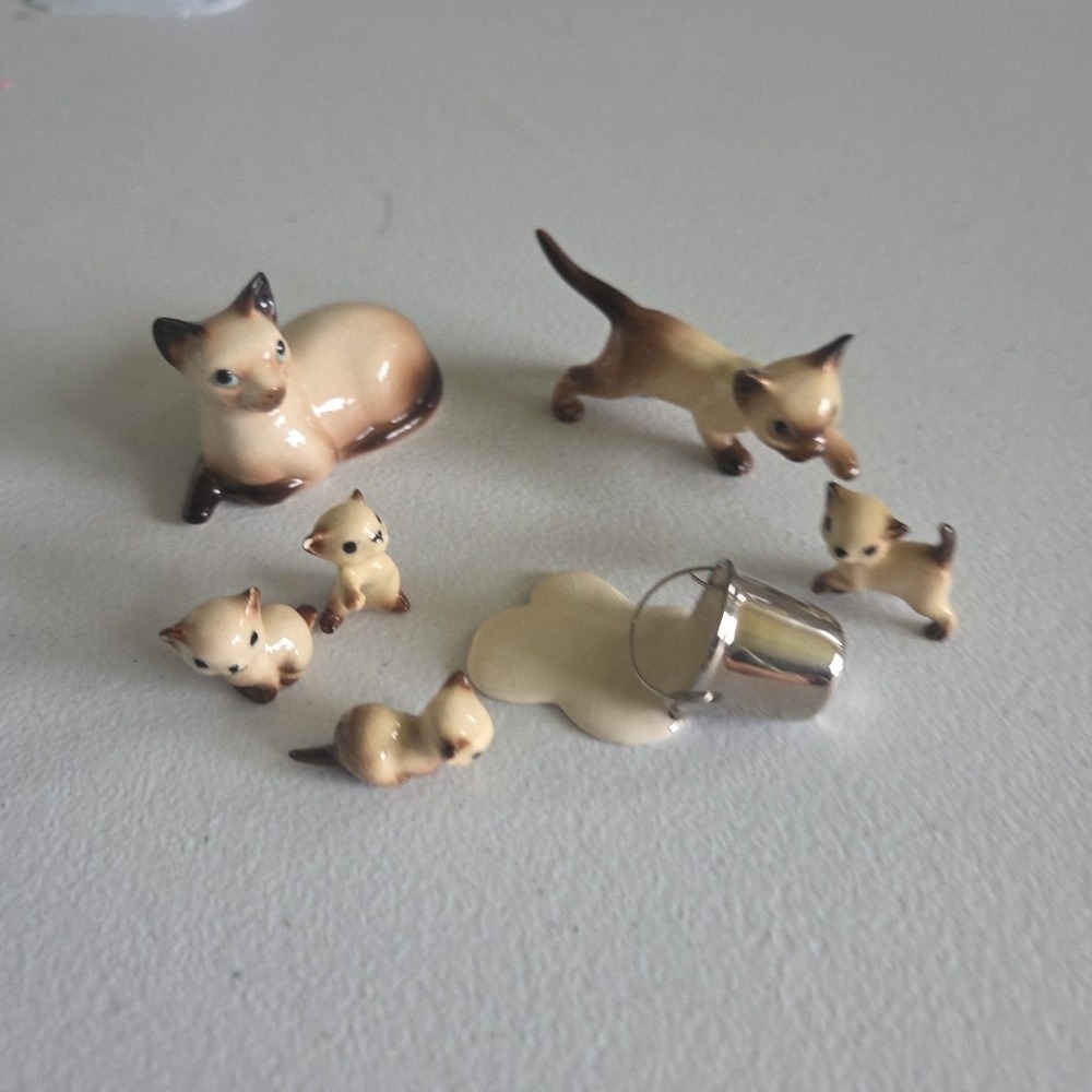 Vintage Hagen Renaker 4 Miniature Siamese Kittens Drinking Milk Mom Dad Family